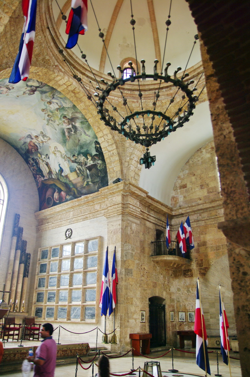Foto fra Santo Domingo, Den dominikanske republikk – DOMREP-s-dom-panteon-innen