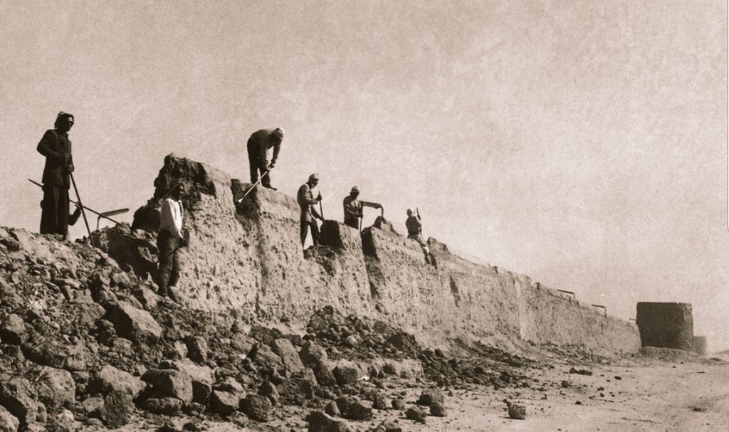 Foto fra Riyadh, Saudi-Arabia – Workers breaking old city walls of Riyadh