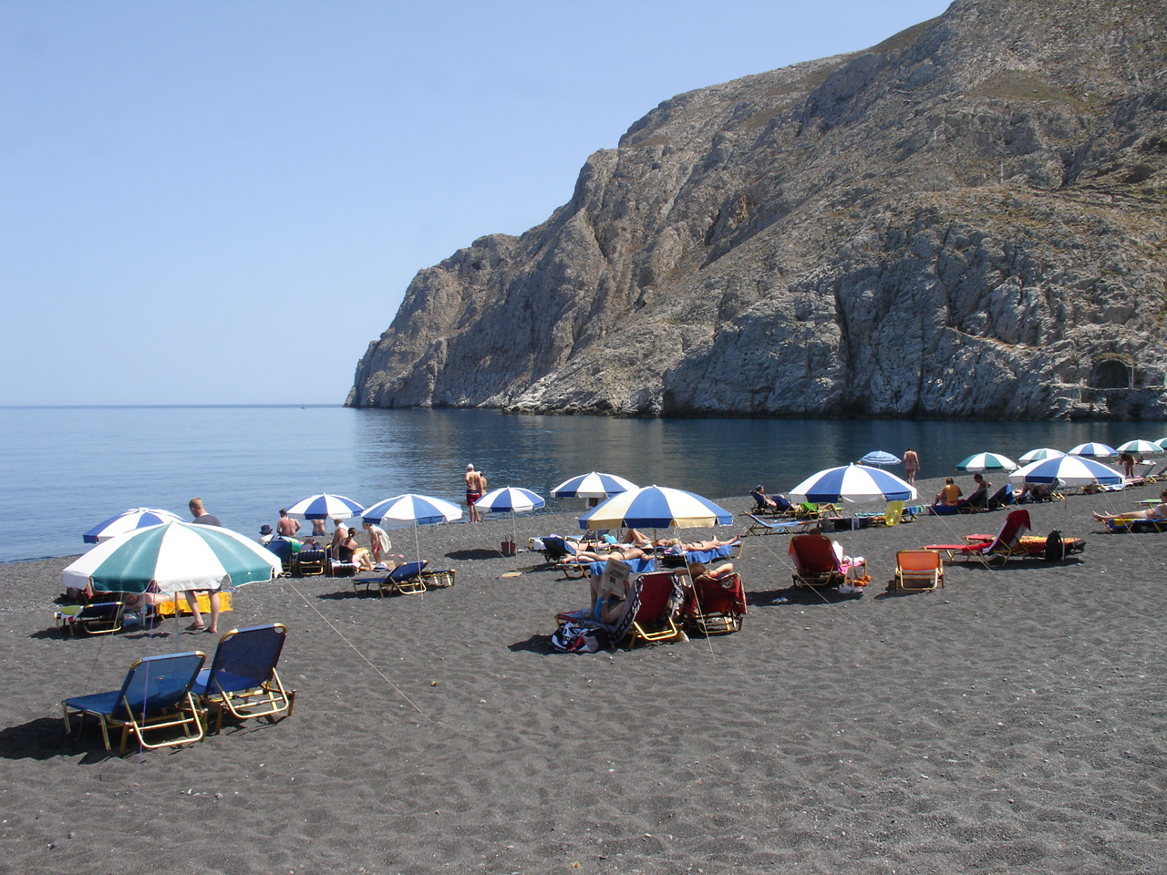 Foto fra Kamari, Hellas – Black beach in Kamari Santorini