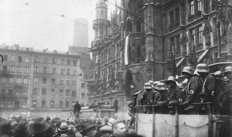 Foto fra München, Tyskland: Bundesarchiv Bild 119-1486, Hitler-Putsch, München, Marienplatz