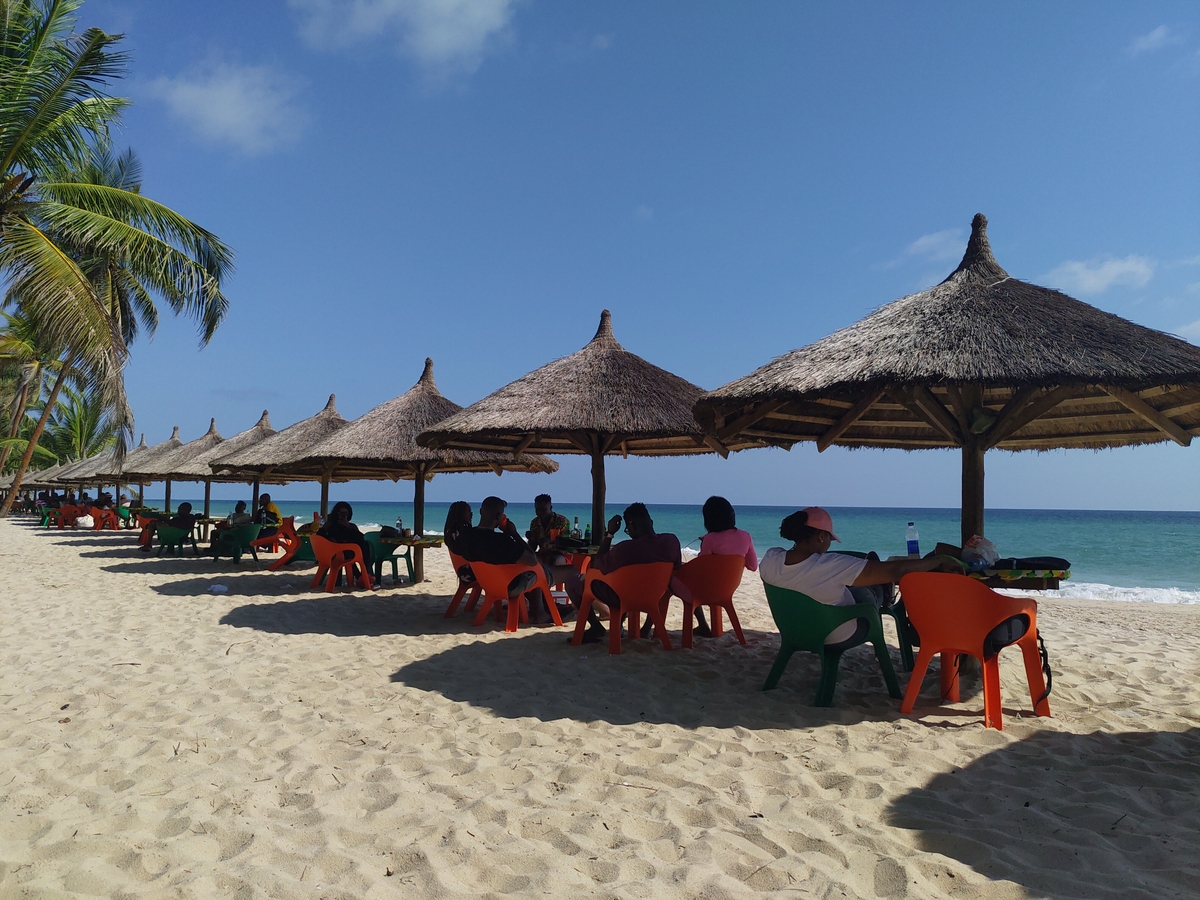 Foto fra Nigeria – Coastline with parasols 2