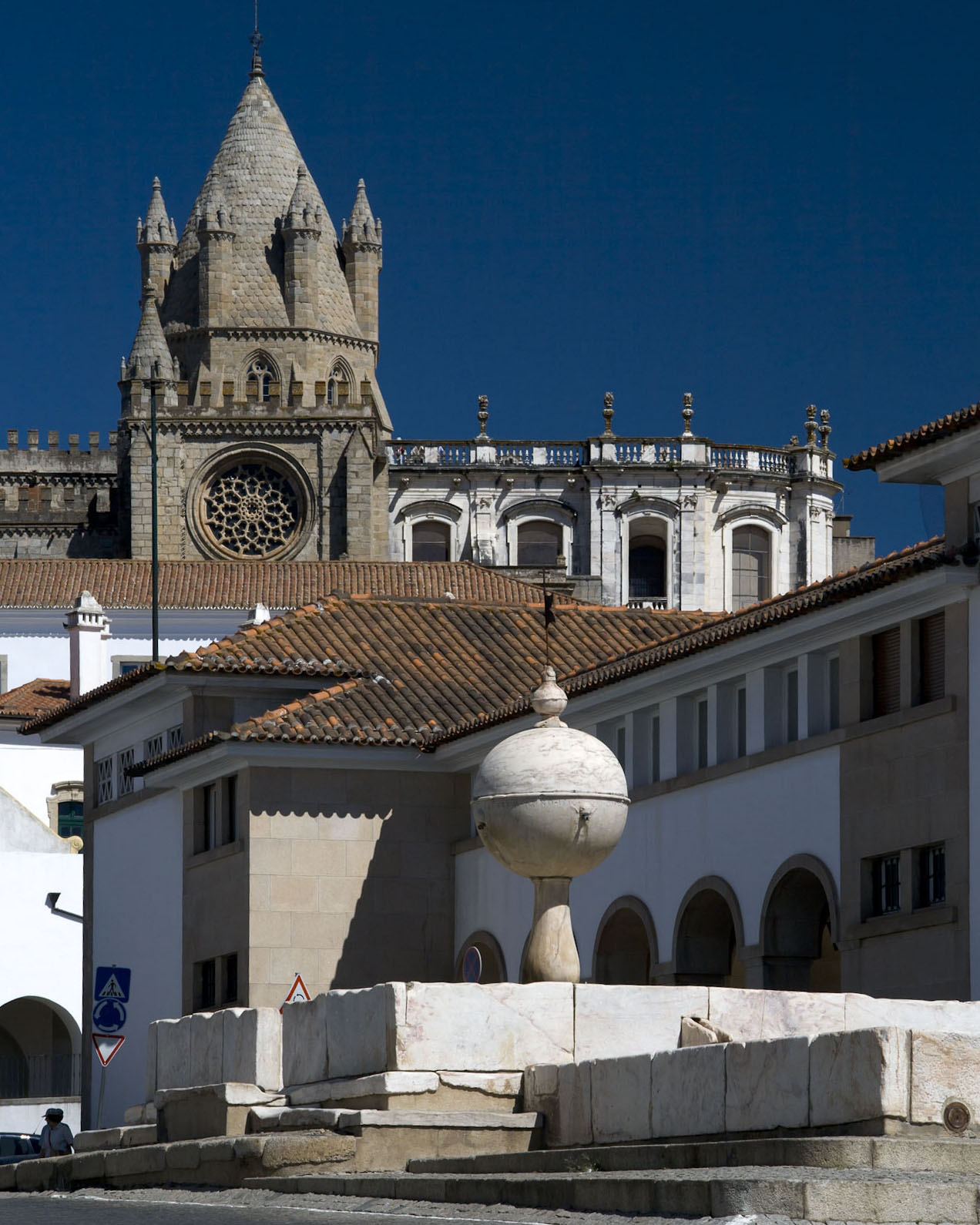 Foto fra Évora, Portugal – Evora Sé-and-fountain-largo-das-portas-de-moura