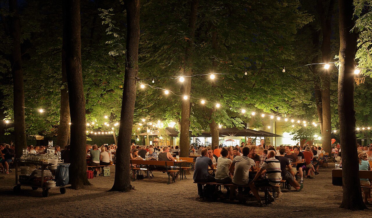 Foto fra München, Tyskland – Biergarten at Night 2
