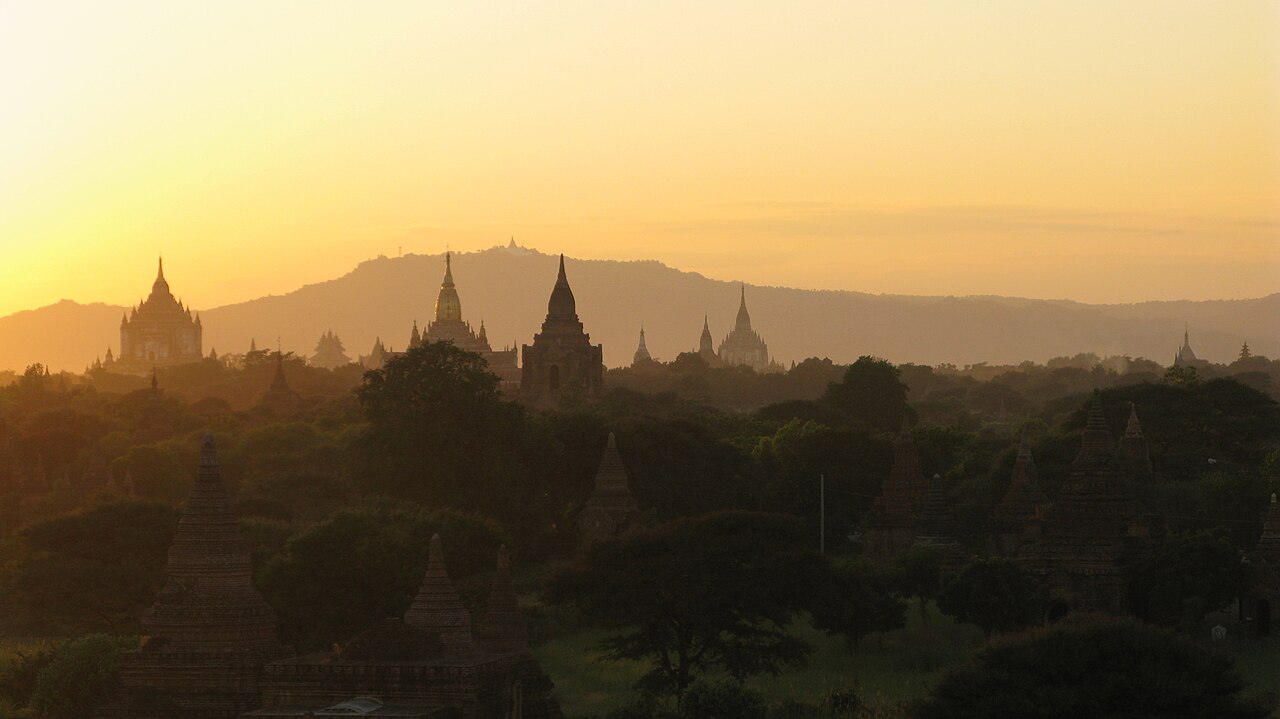 Foto fra Bagan, Myanmar: Bagan, Myanmar, Bagan landscape at sunset, mystery and magic