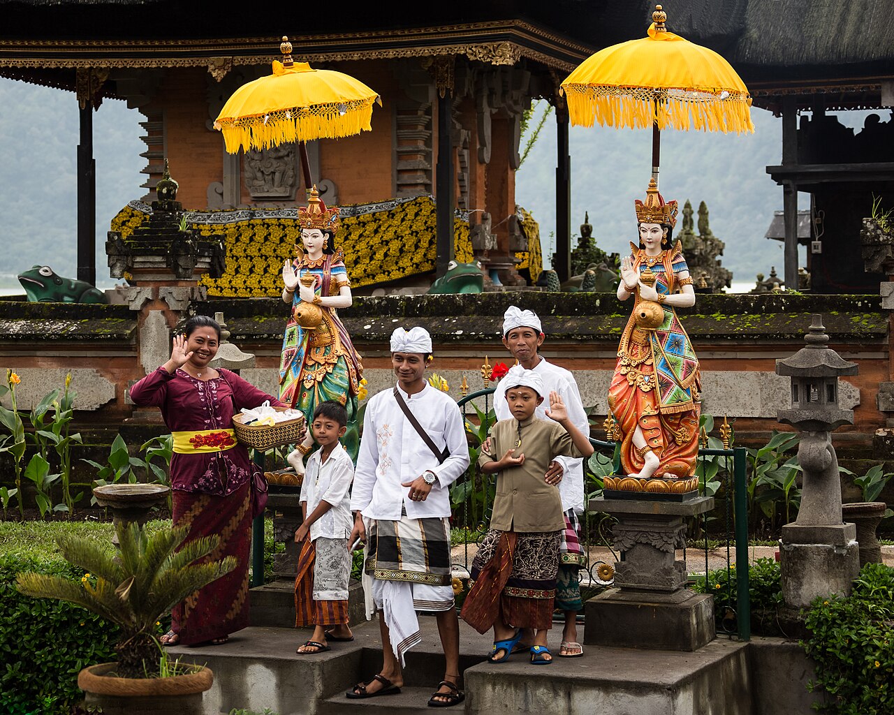 Foto fra Bali, Indonesia – Bratan Bali Indonesia Balinese-family-after-Puja-01