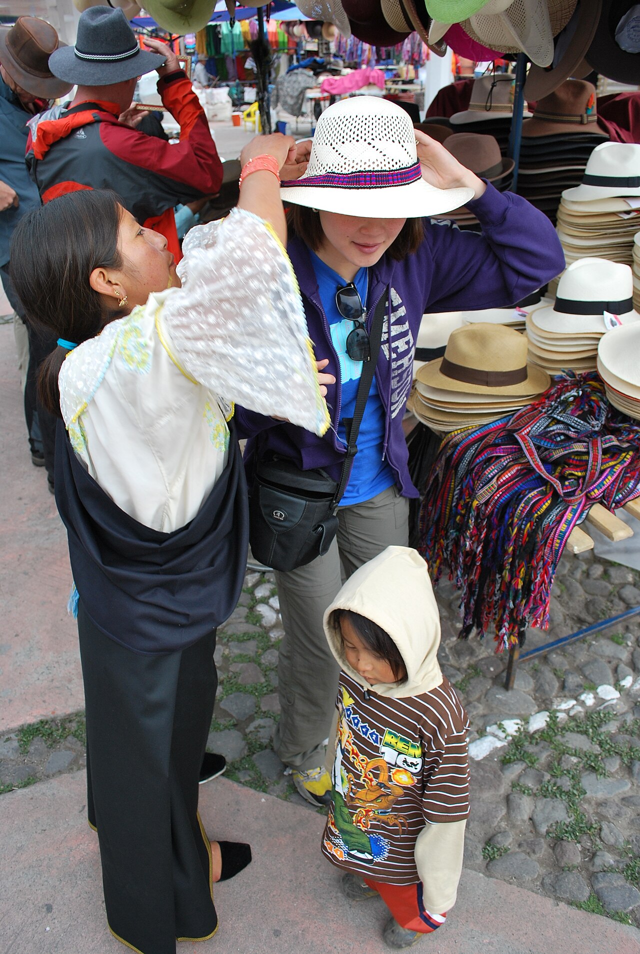 Foto fra Otavalo, Ecuador – Traditional dress in otavalo market with customer