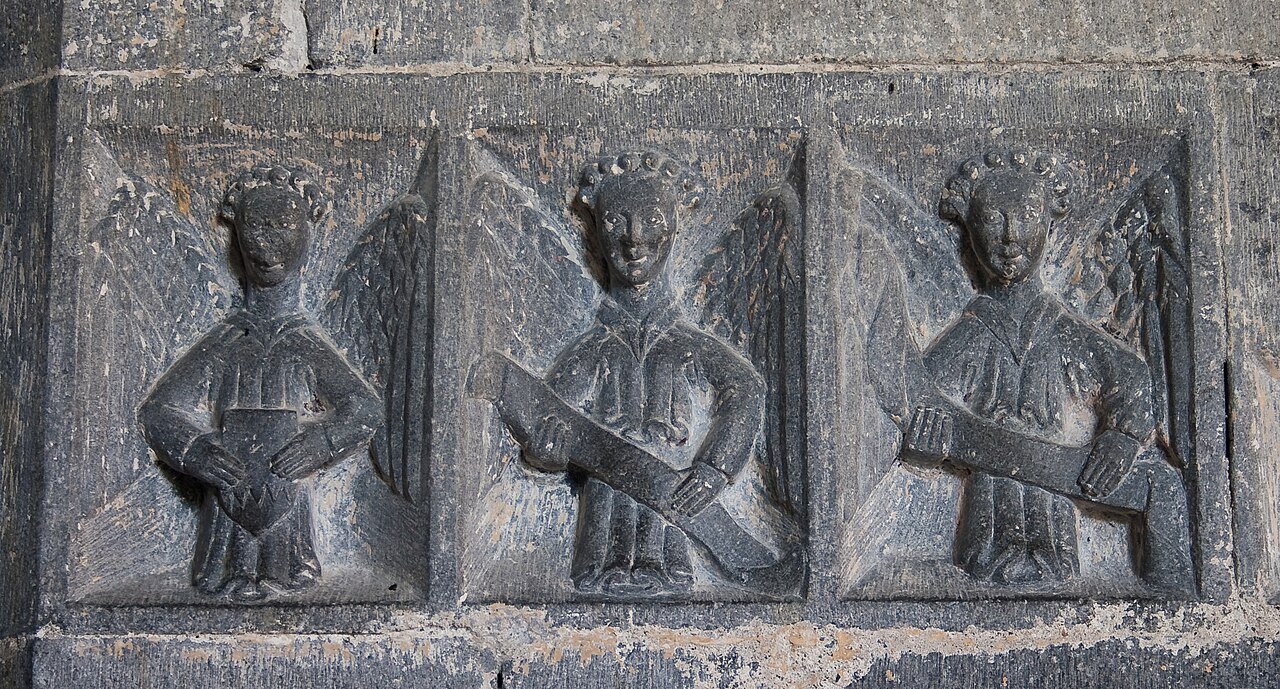 Foto fra Irland: Clonfert Cathedral Chancel Arch Southern Pier Three Angels 09 17