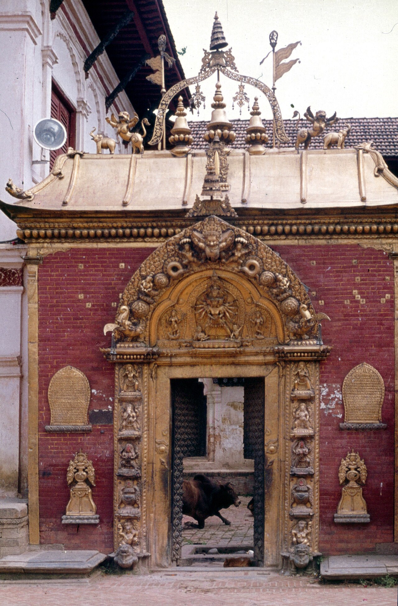 Foto fra Bhaktapur, Nepal – Bhaktapur-02-Goldene Pforte-1976-gje