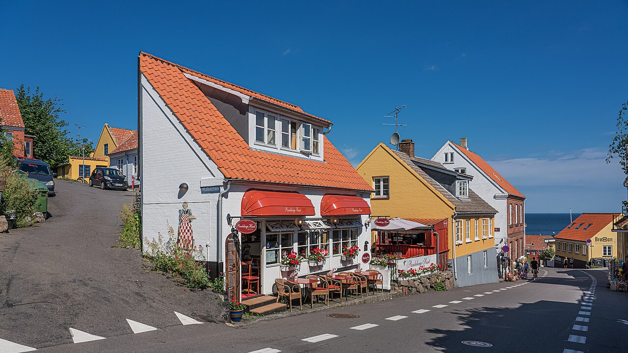 Foto fra Bornholm, Danmark – Gudhjem Brøddegade asv2024-07