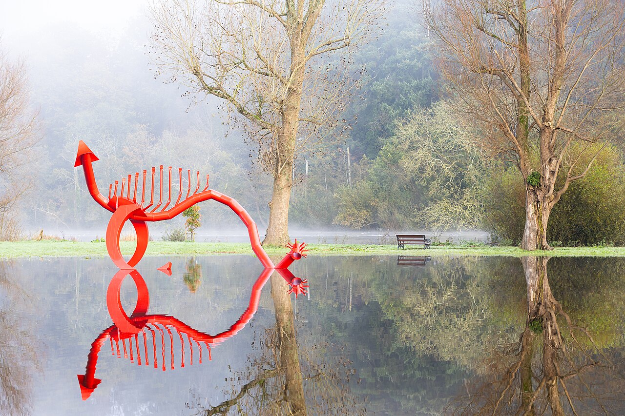 Foto fra Irland – Red Dragon scuplture during River Lee flooding, October