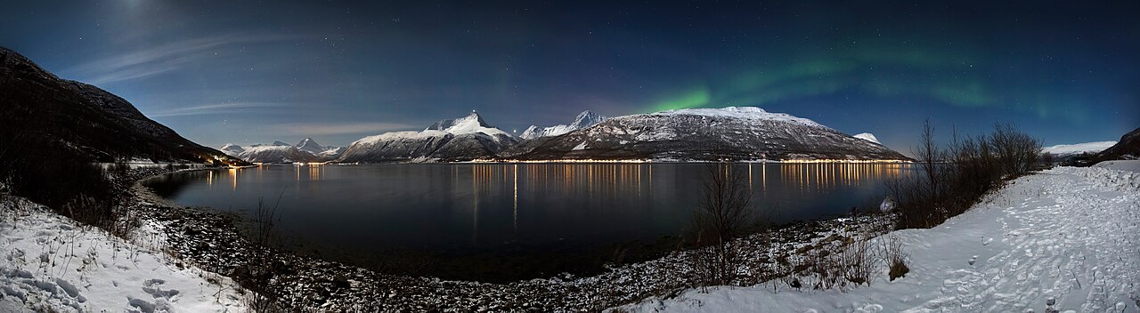 Foto fra Norge: Aurora borealis above Storfjorden and the Lyngen Alps in moonlight, March