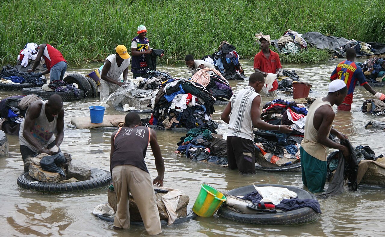 Foto fra Abidjan, Elfenbenskysten – Laundry in the river