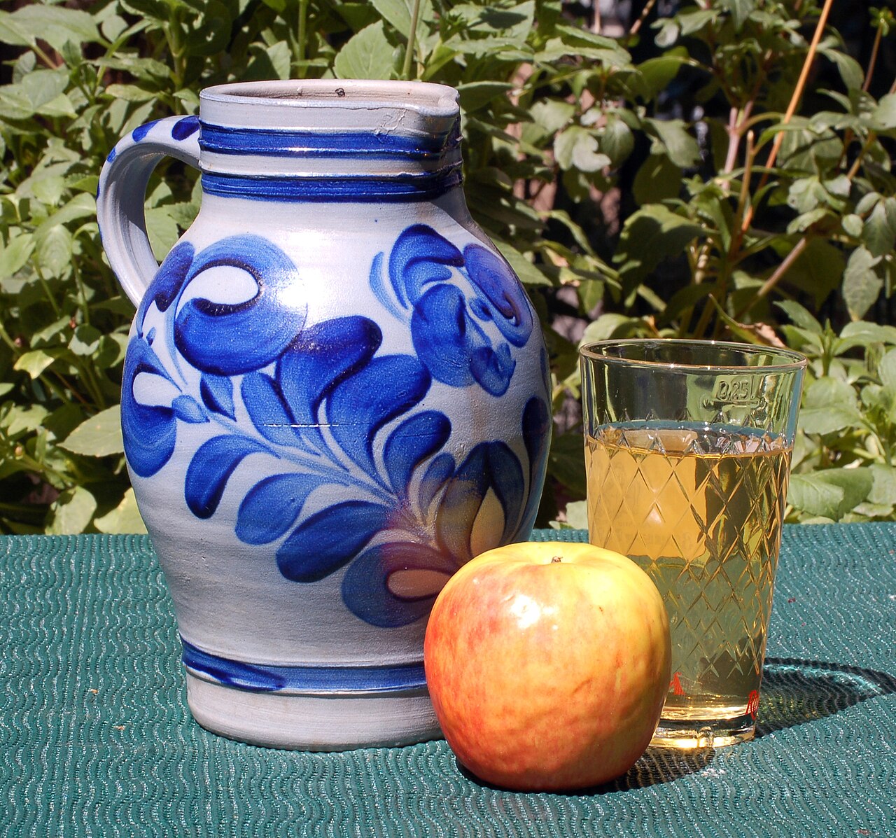 Foto fra Frankfurt am Main, Tyskland – Apfelwein Geripptes Bembel