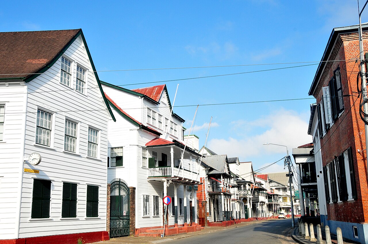 Foto fra Paramaribo, Surinam: DSC 2914 Reeks monumentale gebouwen Mr. F.H.R. Lim A Po Straat Paramaribo