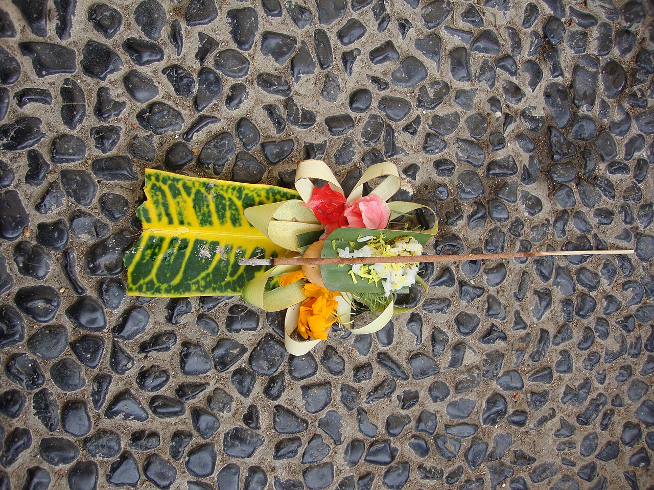 Foto fra BALI - Ubud, Indonesia: Balinese Hindu Puja, Ubud Bali Indonesia, Ganesha puja earr private house door J