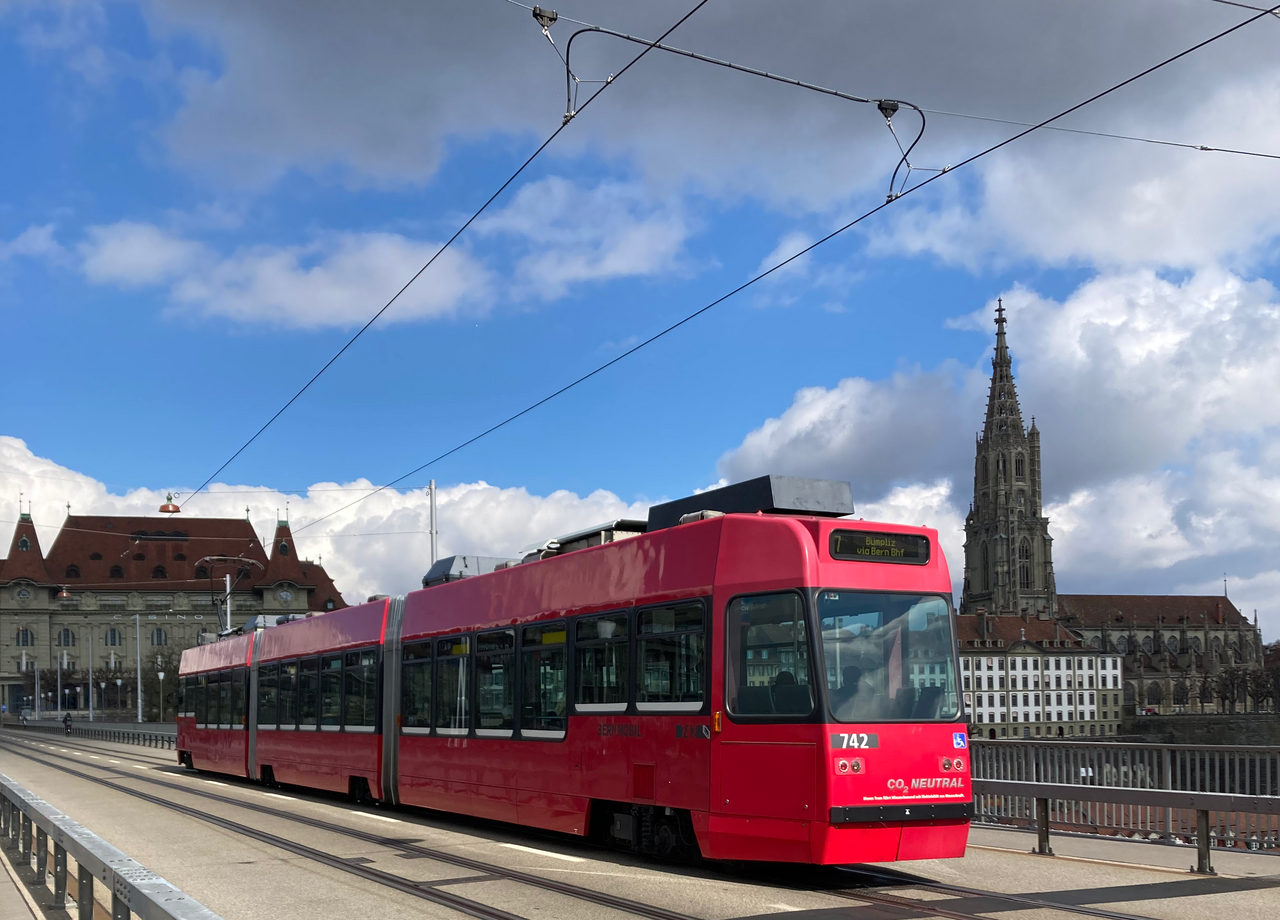 Foto fra Bern, Sveits – Bern tram and cathedral