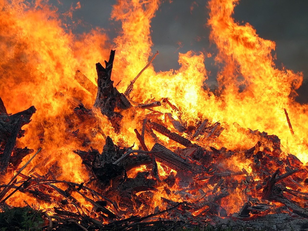 Foto fra Finland – Midsummer bonfire closeup