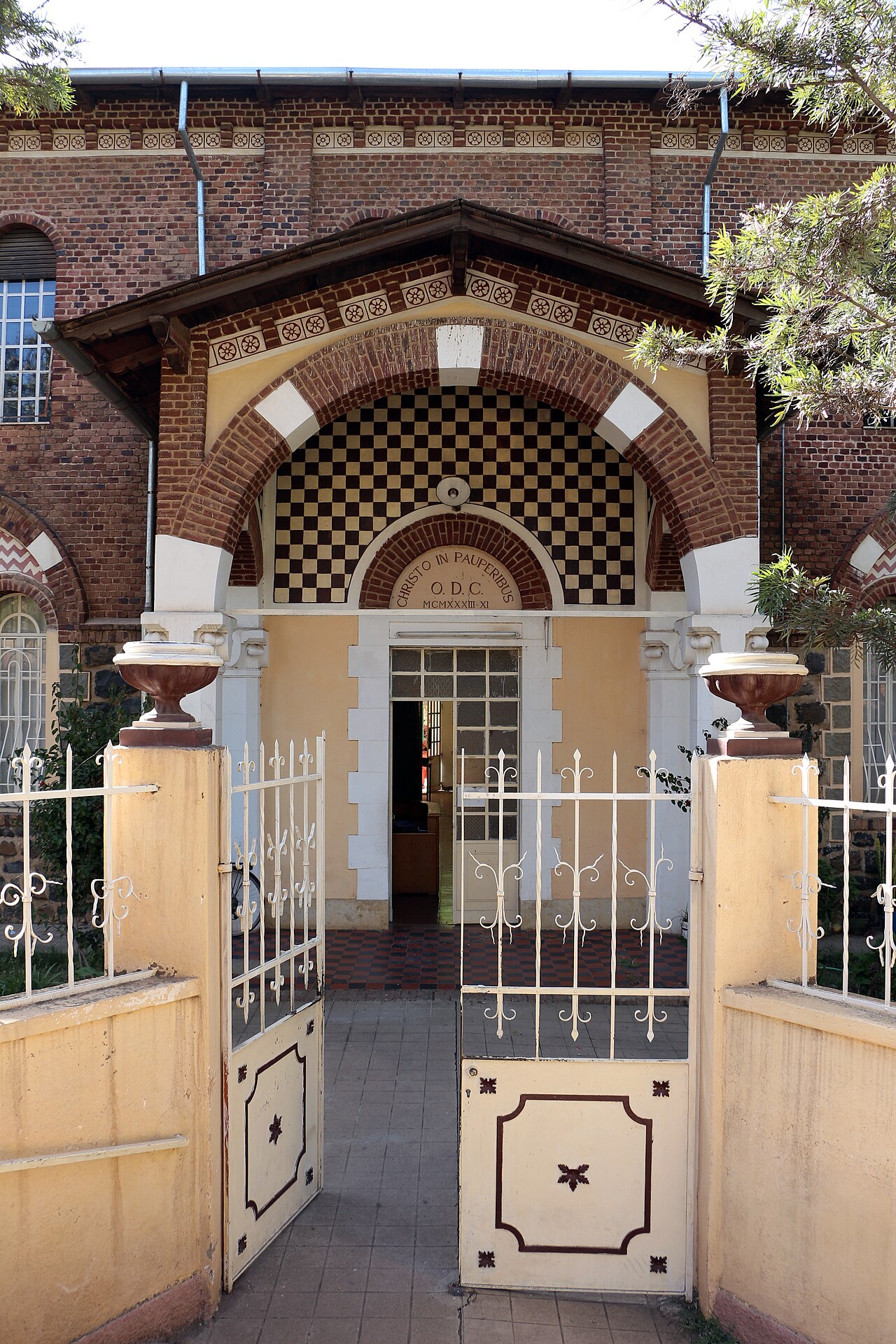 Foto fra Asmara, Eritrea – Asmara, museo nazionale, ingresso