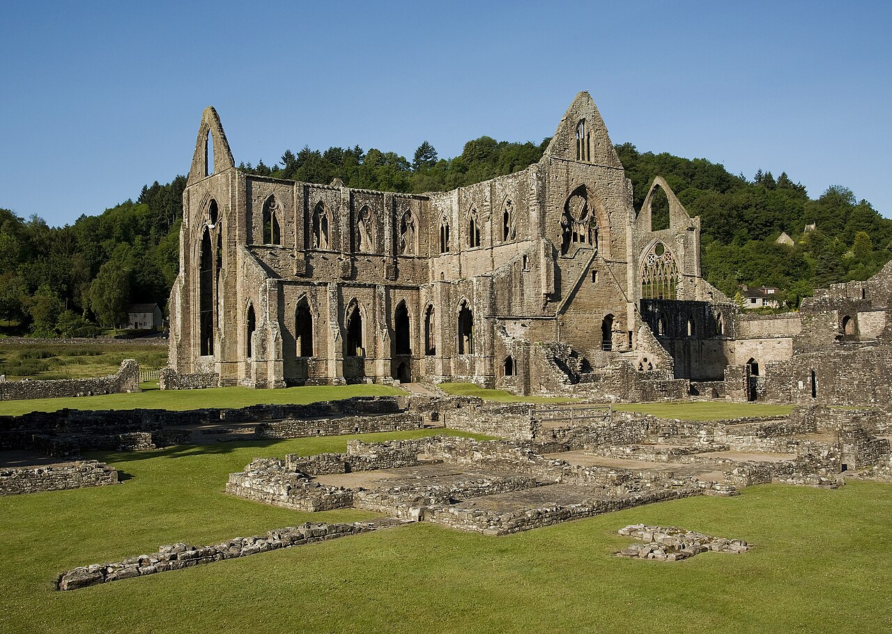 Foto fra Wales – Tintern Abbey and Courtyard