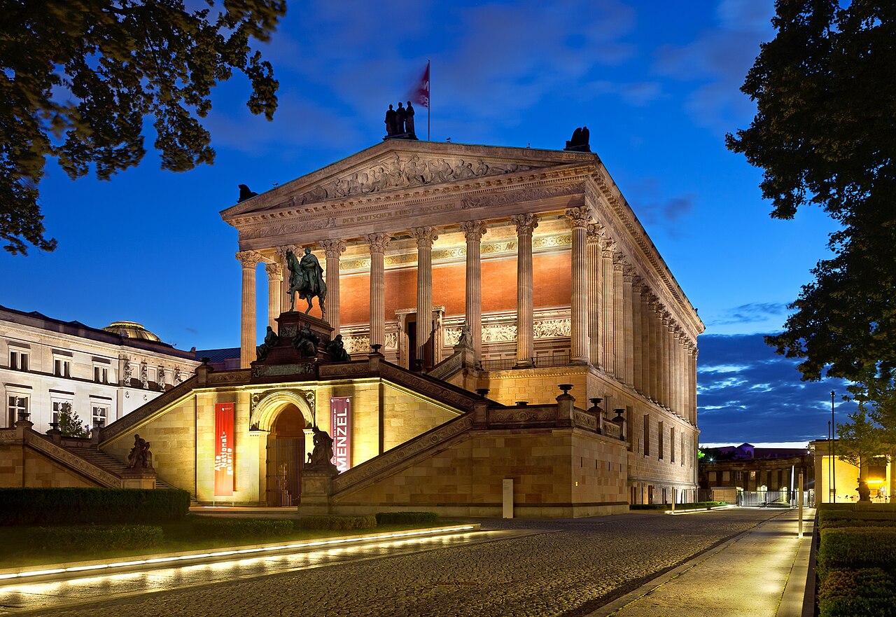 Foto fra Berlin, Tyskland – Alte Nationalgalerie abends (Zuschnitt)