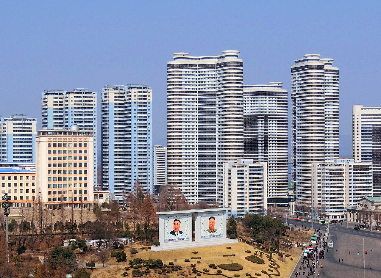 Foto fra Pyongyang, Nord-Korea – Pyongyang-Highrise-Buildings