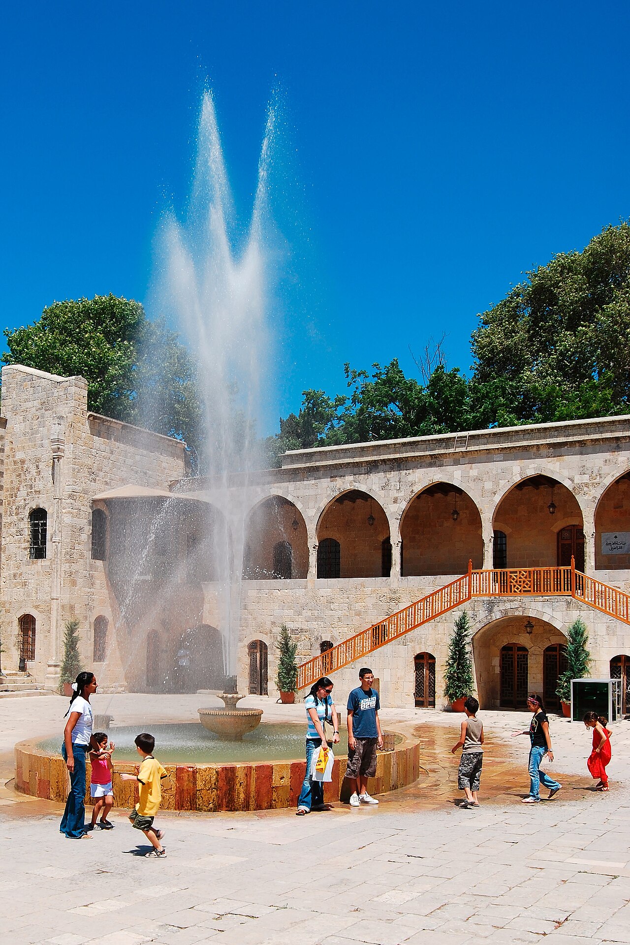 Foto fra Libanon – Beiteddine Fountain with Tourists