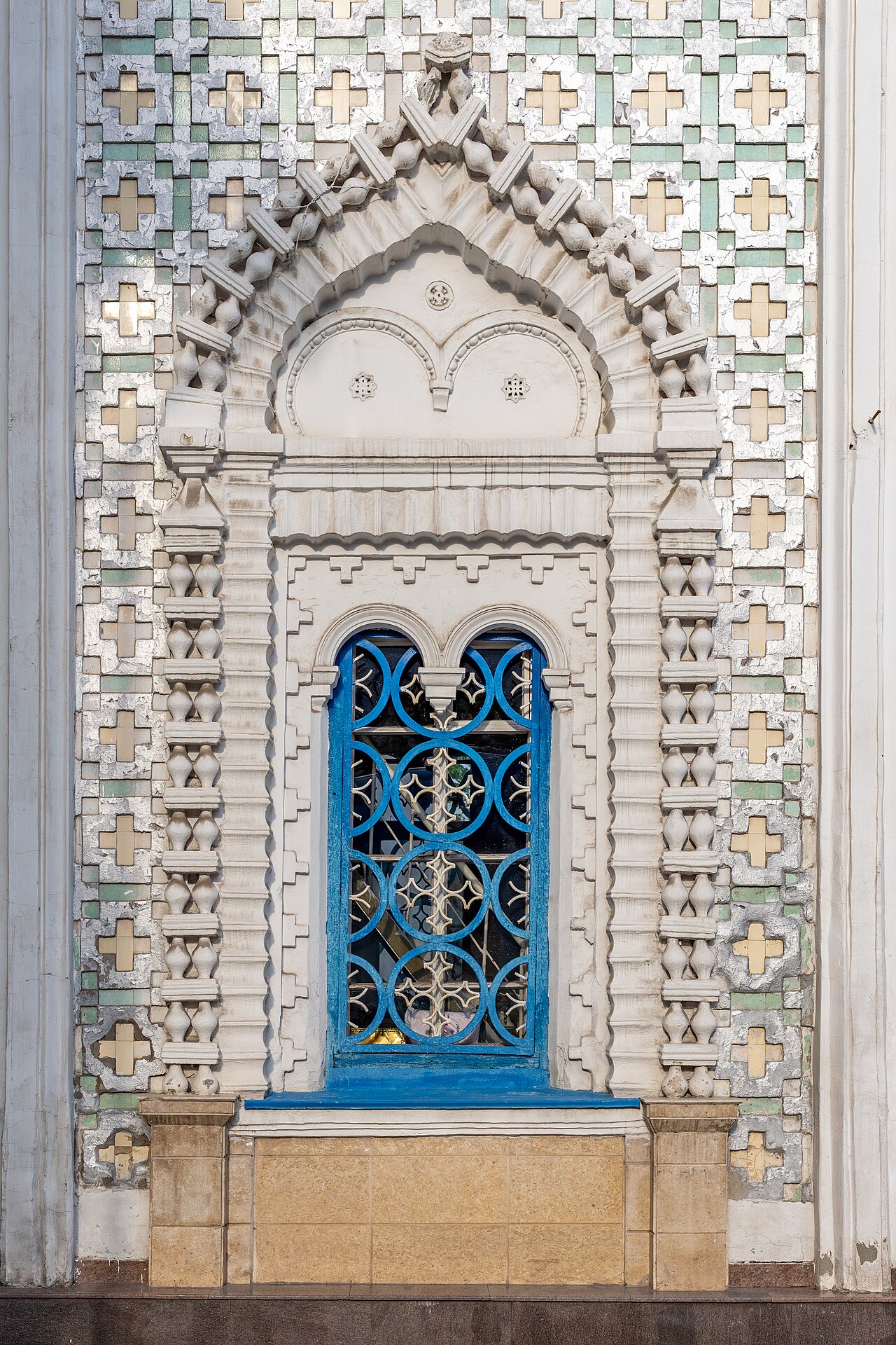 Foto fra Bishkek, Kirgisistan – Бишкек, Воскресенская церковь, окно
