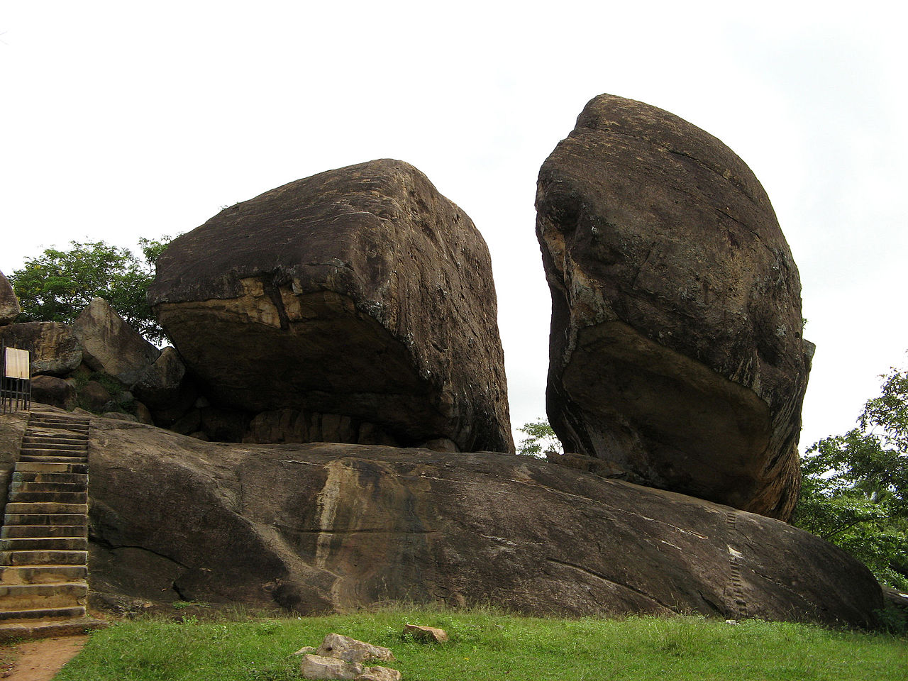 Foto fra Anuradhapura, Sri Lanka – Rock Shelters, Vessagiri 083