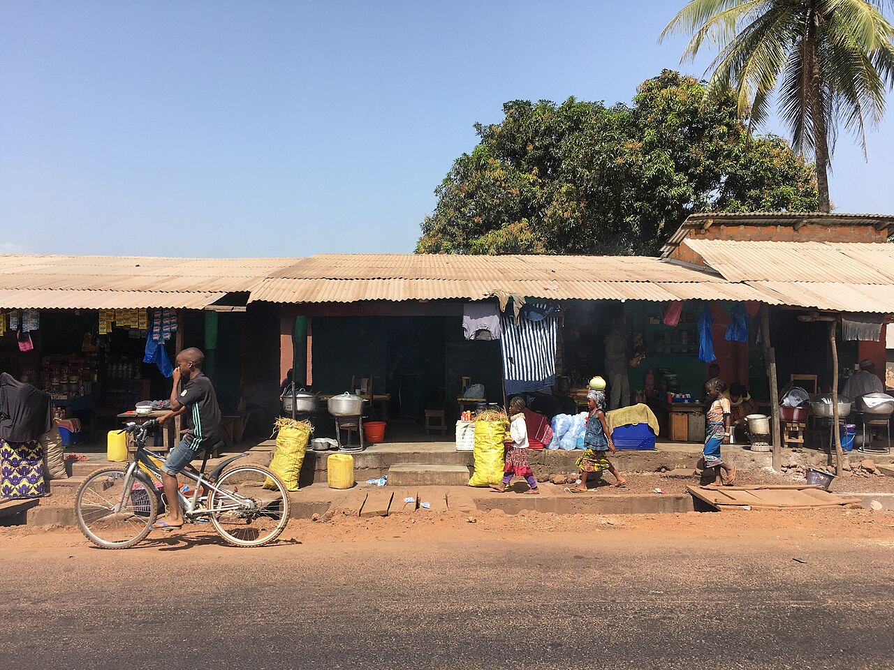 Foto fra Faranah, Guinea – Strassenszene bei Kindia