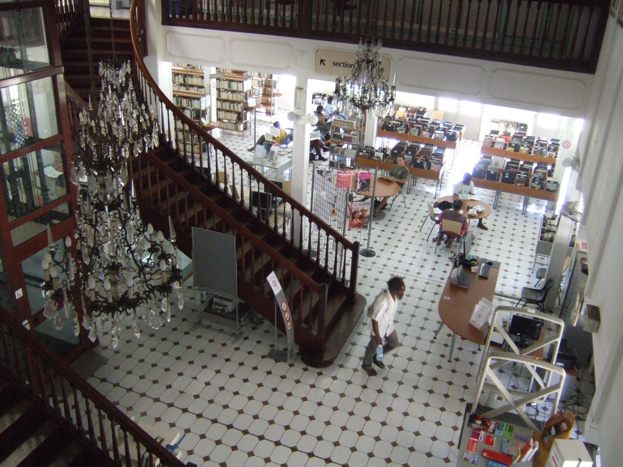 Foto fra Nouméa, Ny-Caledonia – Interior View 2 of Bernheim Library, Noumea