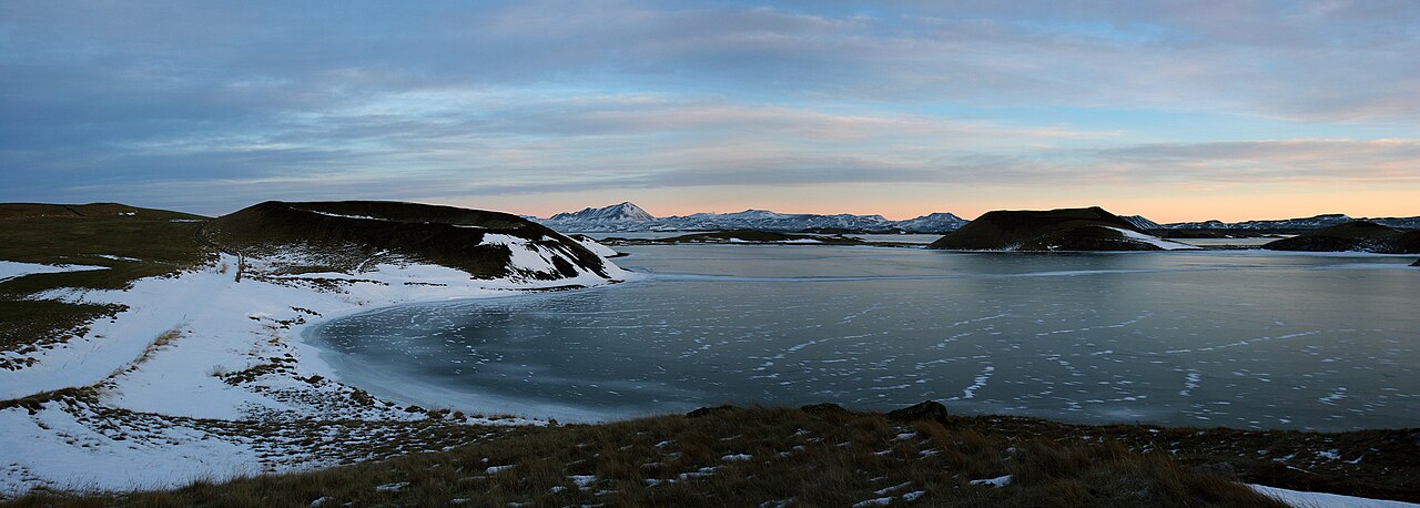 Foto fra Mývatn, Island – Mývatn, edged with pseudocraters