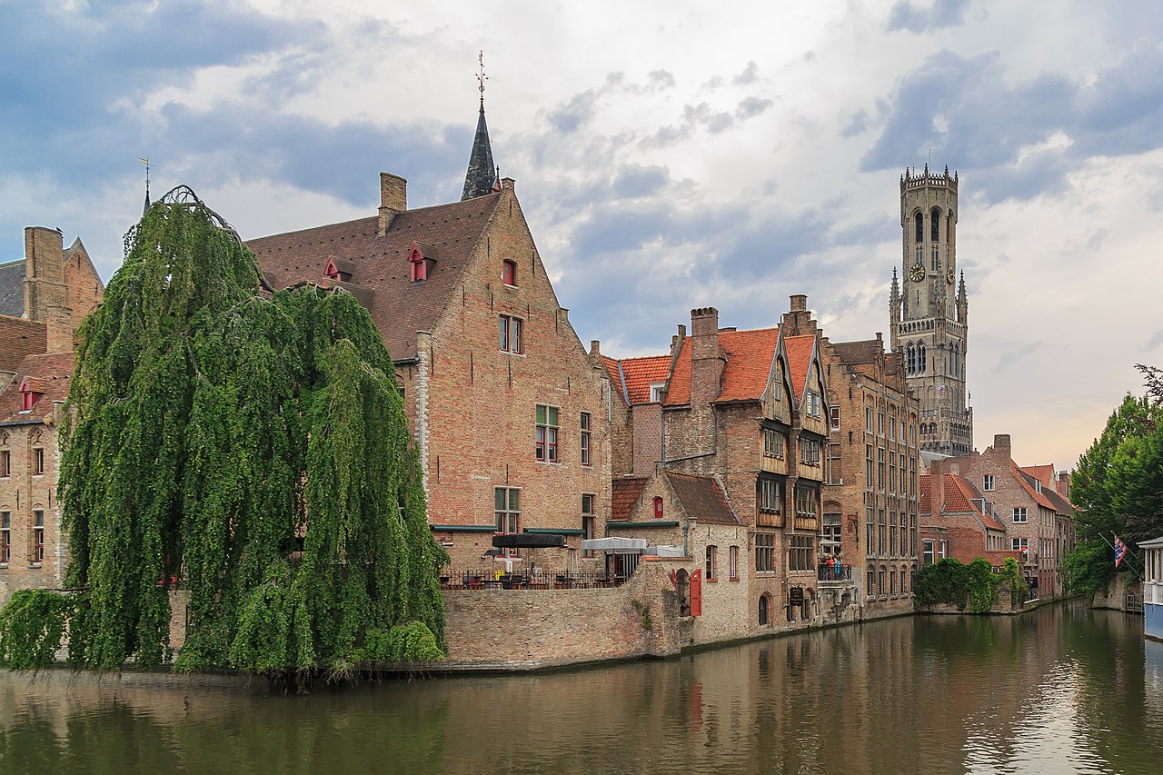 Foto fra Brugge, Belgia – Bruges Belgium De-groote-Hollander-Huidenvettersplein-12-03