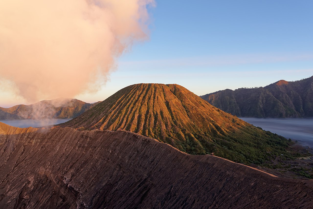 Foto fra Indonesia: Batok, view from Bromo volcano, Java, Indonesia, 20220820 0539 9409