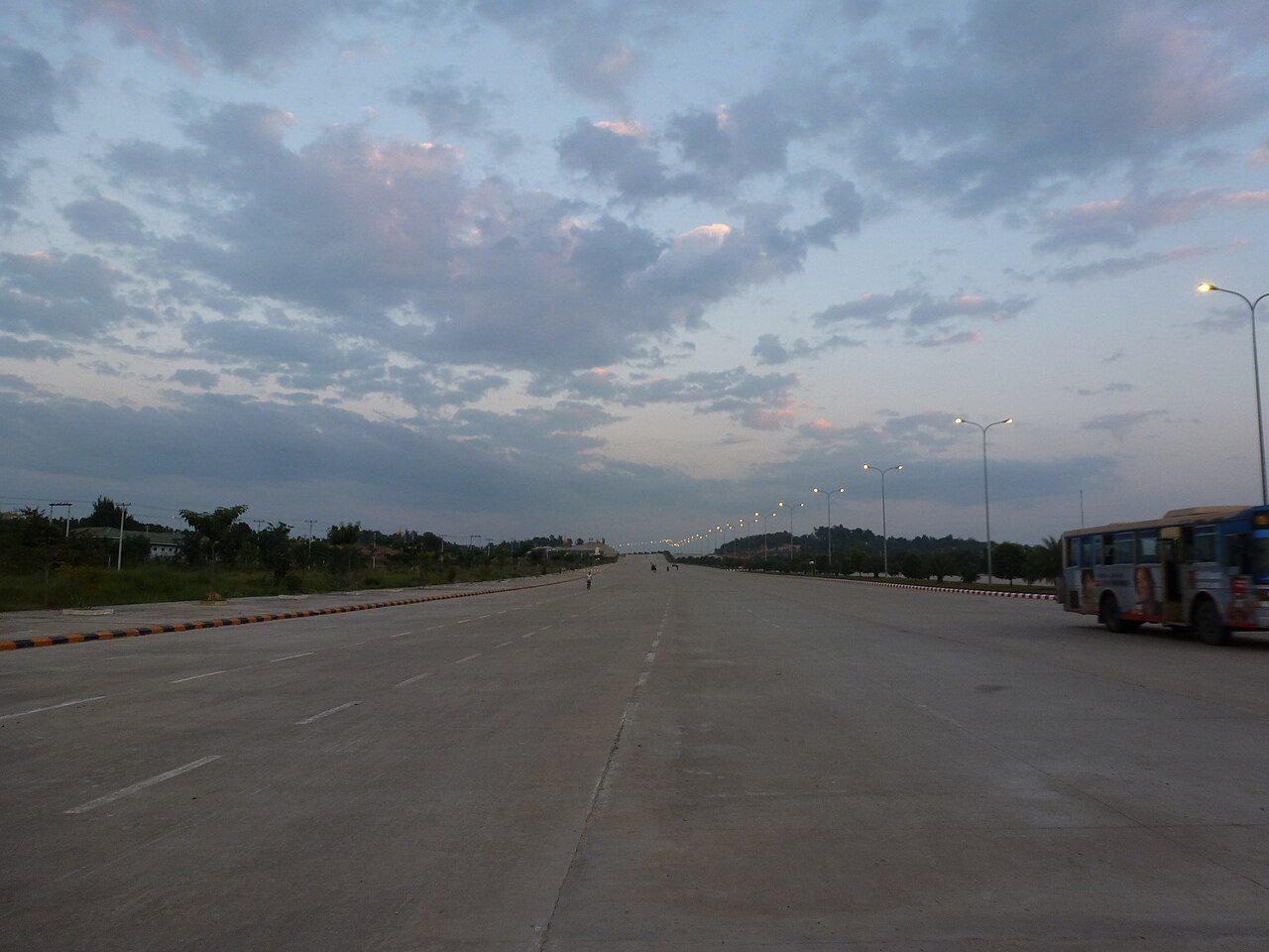 Foto fra Naypyidaw, Myanmar – Naypyidaw -- Wide Boulevard